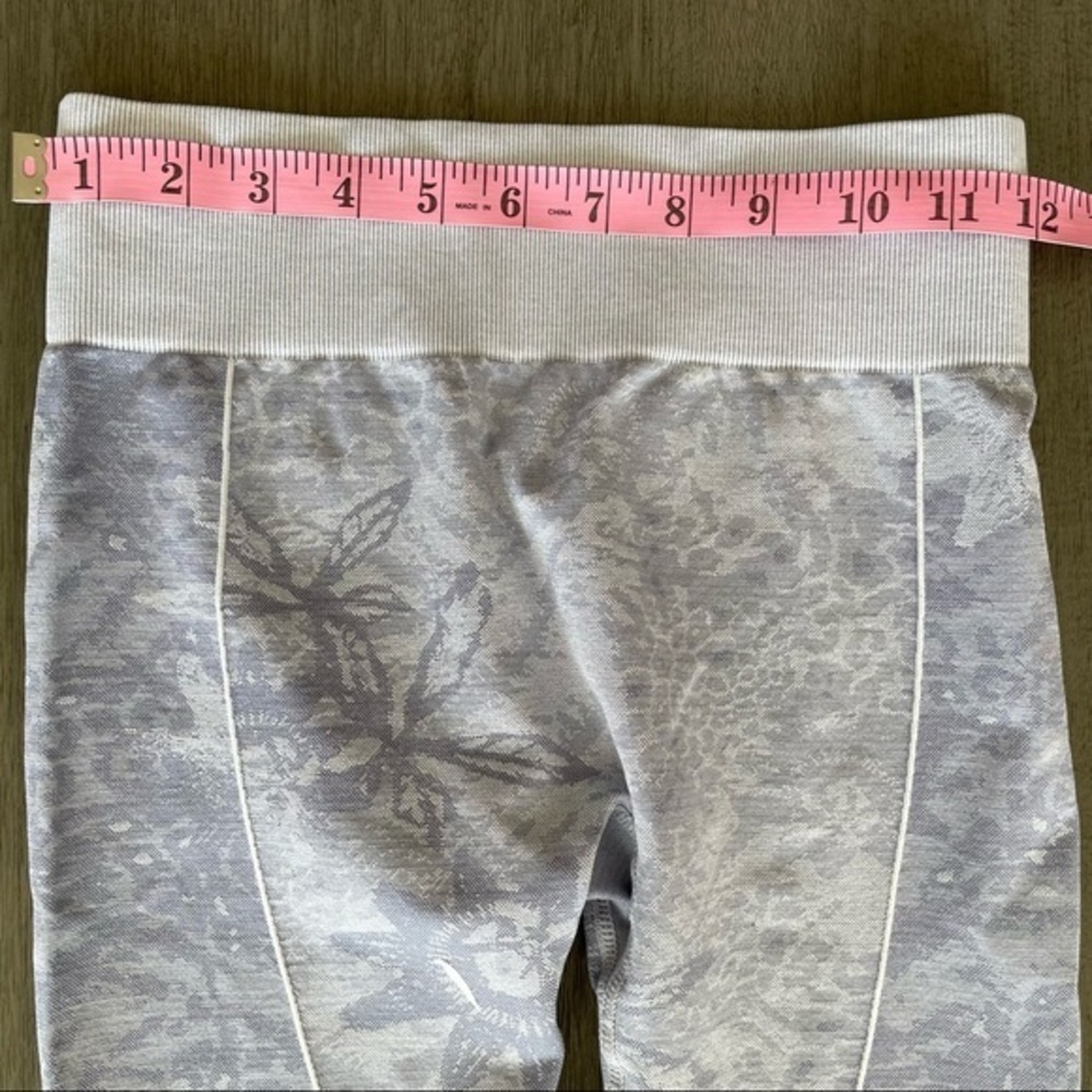 Fabletics Purple Lilac Cropped Compression Leggin… - image 8